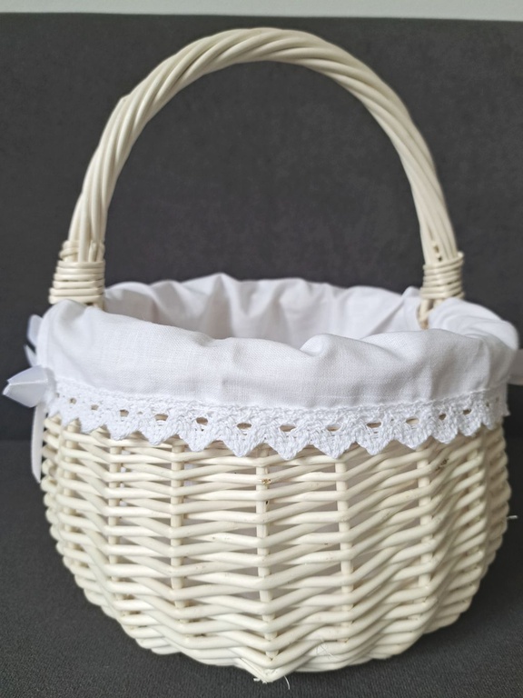 Koszyczek wiklinowy- polski producent , jasny kolor z białym materiałem (1)
